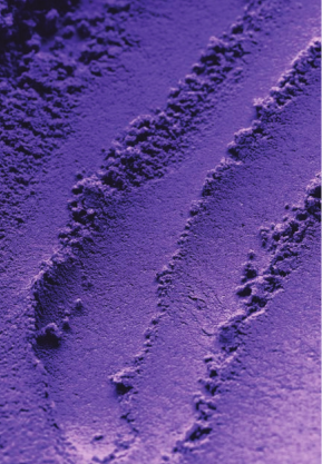 Correggono e contrastano le sfumature giallo/arancio che si possono presentare sui capelli superschiariti, decolorati o grigi.