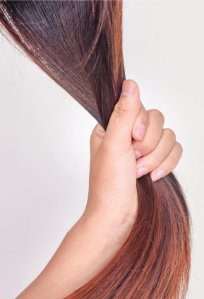 Proteine vegetali che grazie all'esclusiva struttura, penetrano nella corteccia dei capelli rinforzandoli dall’interno e creando un effetto filmogeno esterno per proteggerli dagli stress di varia natura.